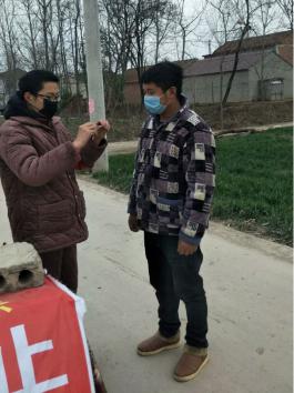 李海班同学对进出乡村人员体温测量 李海班同学对进出乡村人员体温测量